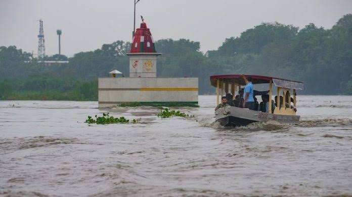 दिल्ली में खतरे के निशान से रिकॉर्ड उच्च स्तर पर यमुना नदी का जलस्तर