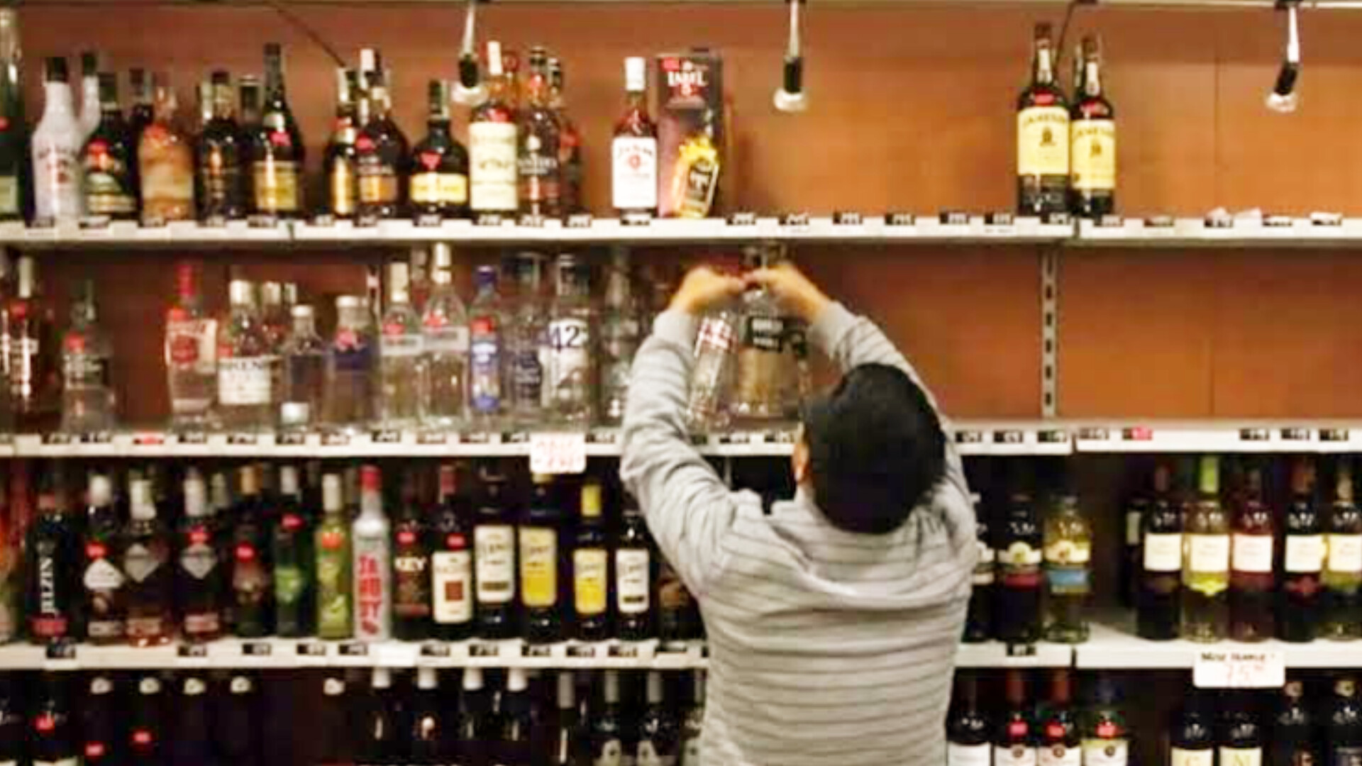 UP NEWS:शराब पीने वालों के लिए खुशखबरी, अब इतने बजे तक खुलेंगी शराब की दुकानें