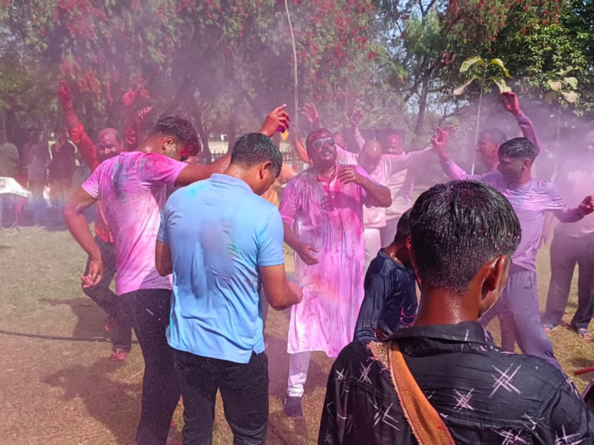 कानपुर देहात पुलिस ने खेली होली और जमकर किया डांस