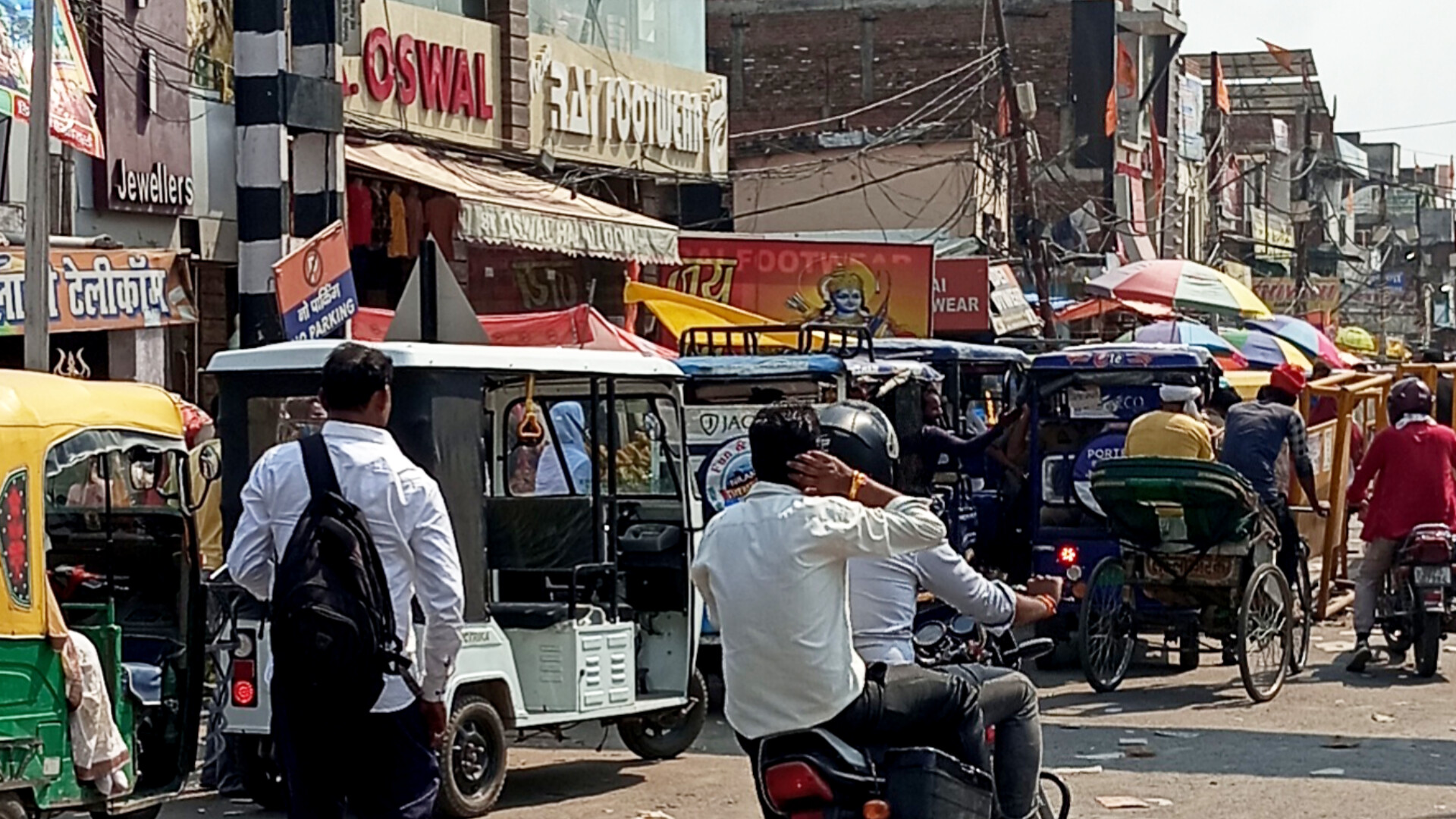 ई-रिक्शा चालकों की अराजकता के चलते कल्याणपुर बाजार का निकला दम, ट्रैफिक पुलिस हुई नतमस्तक