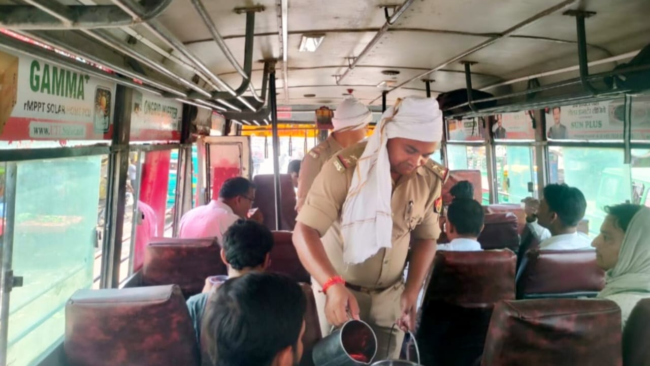 कानपुर पुलिस की पहल ने जीत लिया यात्रियों का दिल,तपती गर्मी में वाहनों को रोककर पिलाया शरबत